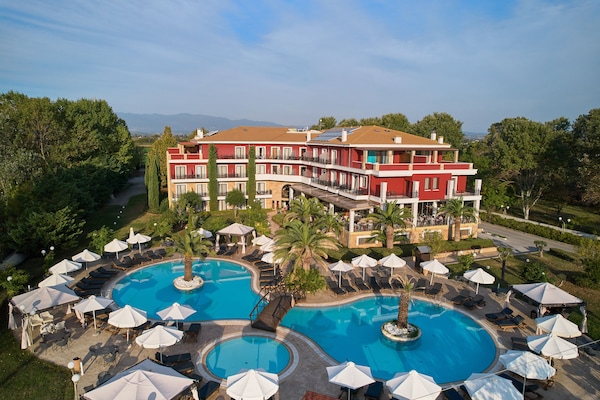 Outdoor pool, pool umbrellas, sun loungers