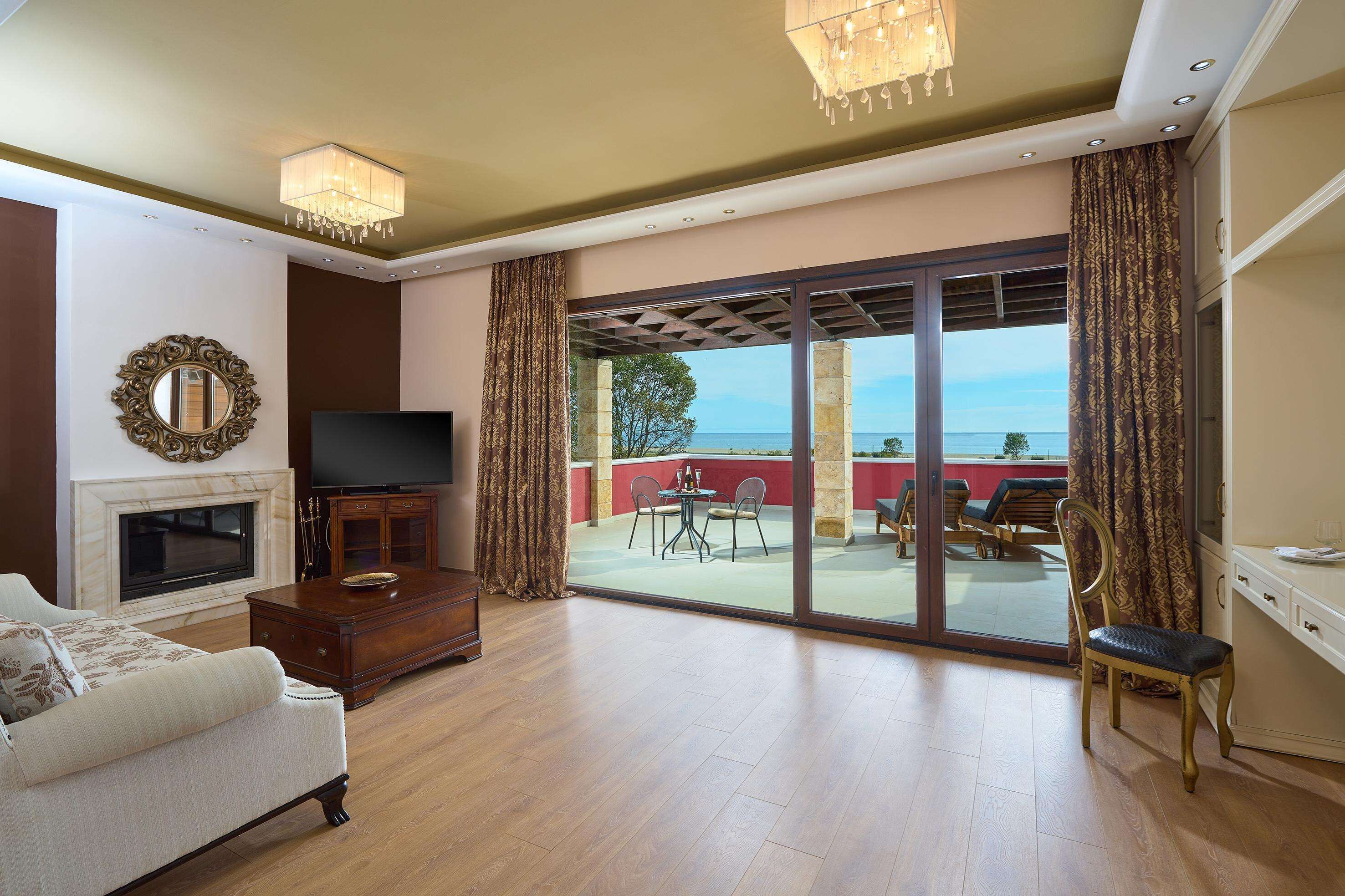 Grand Suite | Minibar, in-room safe, individually decorated, individually furnished