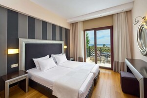 Minibar, caja de seguridad en la habitación y decoración personalizada 