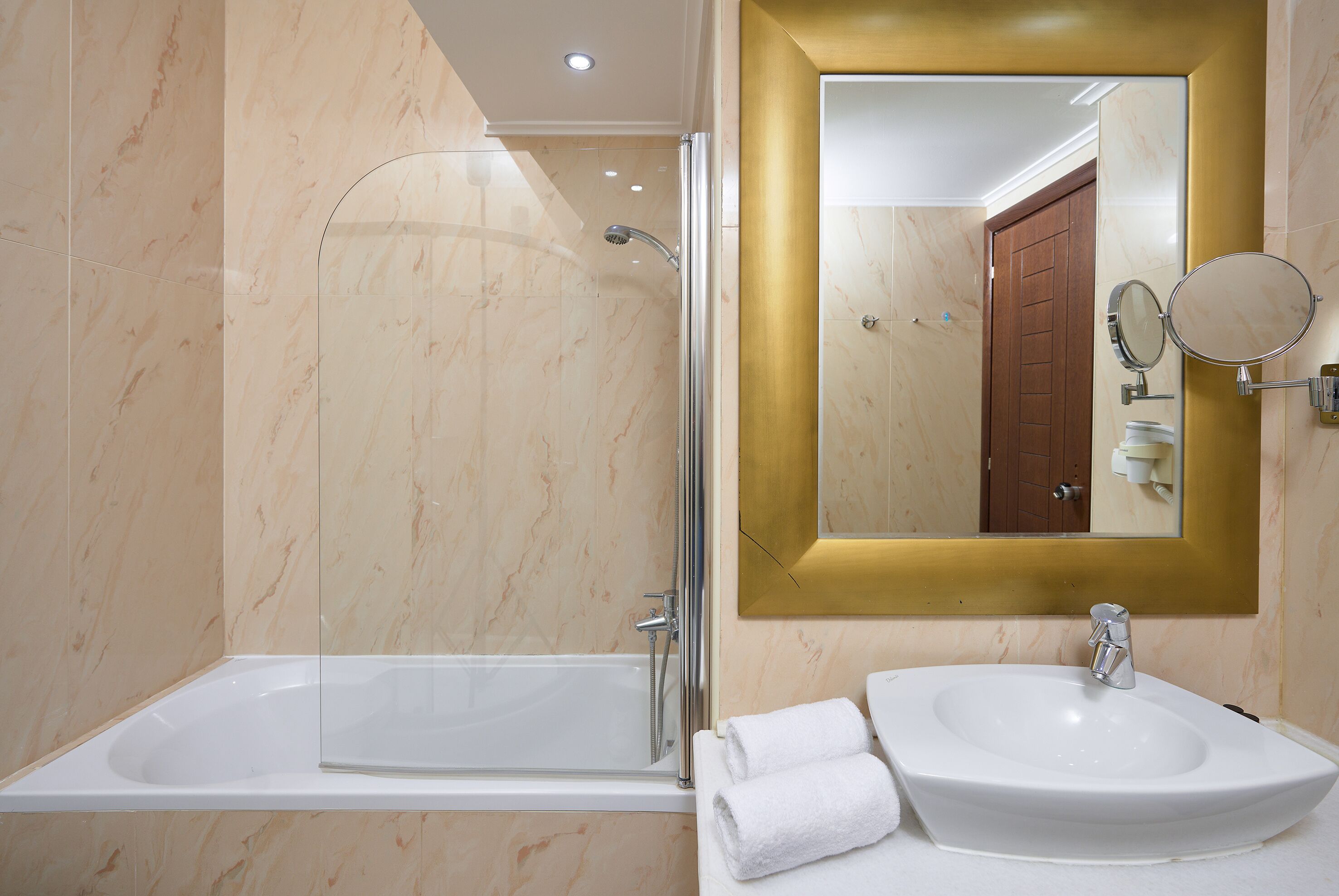 Un baño con bañera, lavabo y ducha.