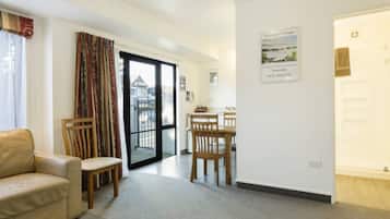 Standard Suite, 1 Bedroom, Ground Floor (Unit) | Living area | 40-inch flat-screen TV with digital channels, TV, Netflix