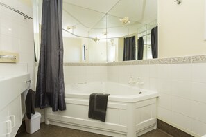 Kostenlose Toilettenartikel, Haartrockner, Handtücher, Shampoo