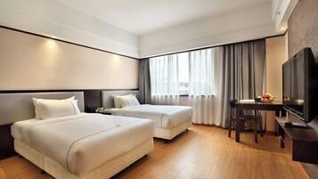 Minibar, in-room safe, iron/ironing board, Internet