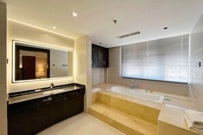 Minibar, coffres-forts dans les chambres, fer et planche à repasser