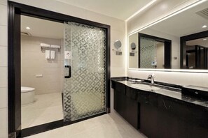 Minibar y caja de seguridad en la habitación 