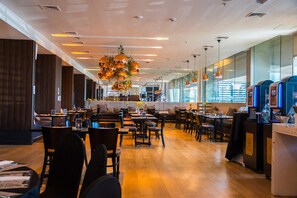 Aperto a colazione, pranzo e cena, cucina internazionale 