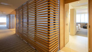 Phòng, 2 giường cỡ queen, phù hợp cho người khuyết tật, không hút thuốc | Bộ đồ giường cao cấp, chăn bông, nệm có lớp đệm bông, minibar