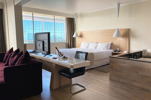 Presidential Suite, 1 King Bed, Non Smoking | Premium bedding, down comforters, pillowtop beds, minibar - Wyndham Concepcion Pettra (Hualpén)