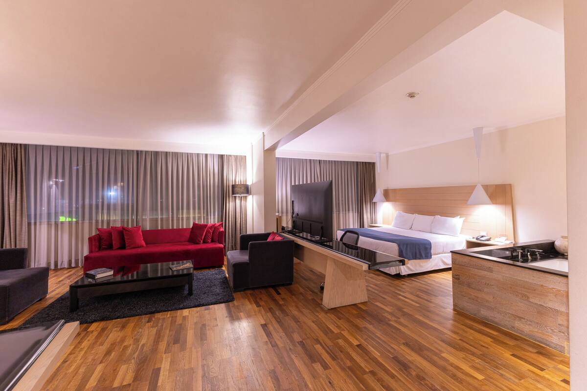Premium bedding, down duvets, pillow-top beds, minibar