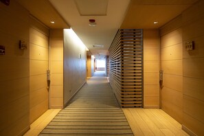 Literie de qualité, couette en duvet, lit avec matelas à plateau-coussin