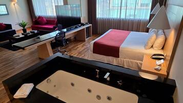 Suite Presidensial, 1 Tempat Tidur King, Bebas Asap Rokok | Seprai premium, selimut bulu angsa, bantalan ekstra lembut, dan minibar