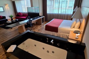Presidential Suite, 1 King Bed, Non Smoking | Premium bedding, down comforters, pillowtop beds, minibar - Wyndham Concepcion Pettra (Hualpén)