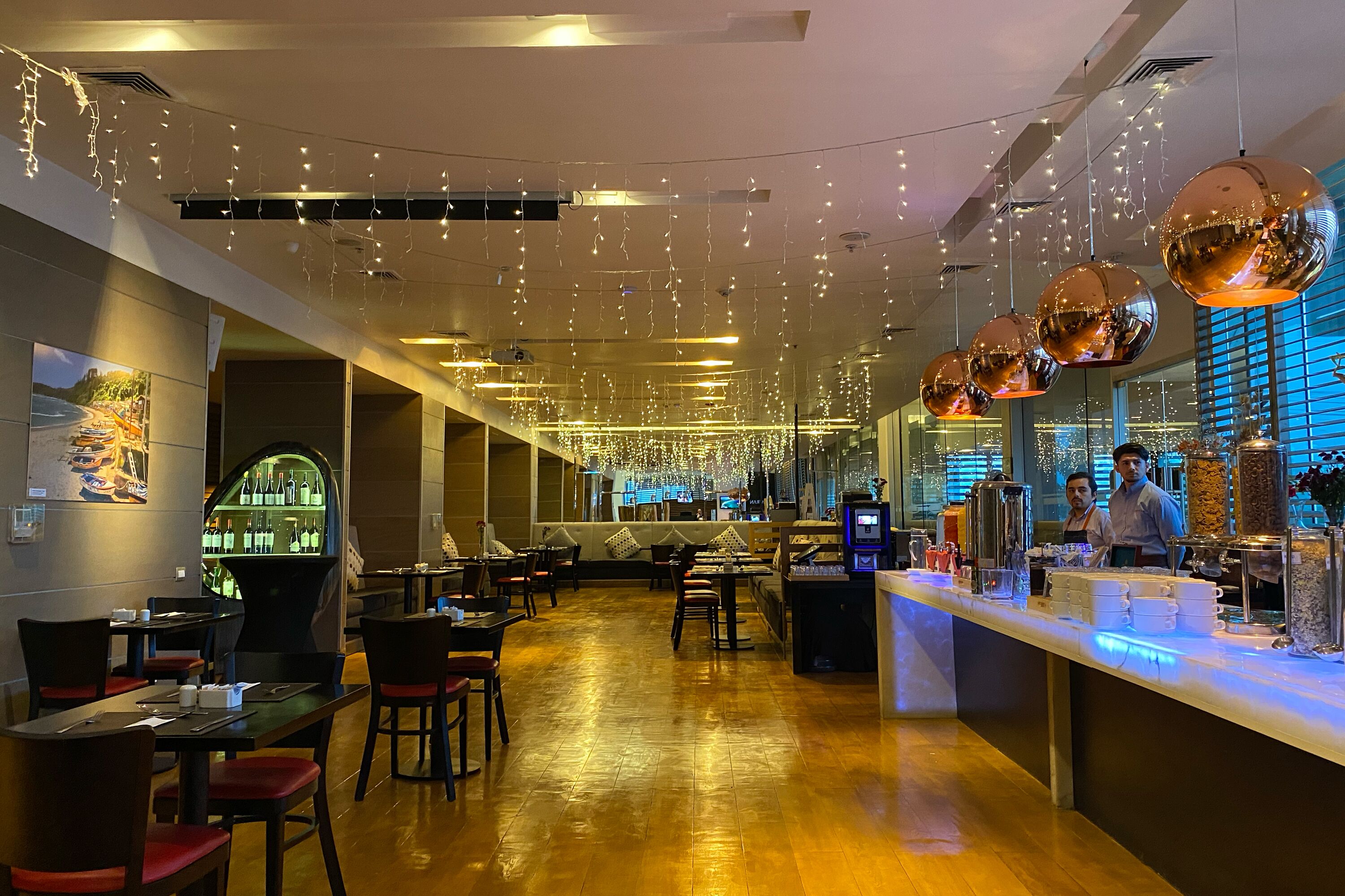 breakfast, lunch, dinner served; international cuisine