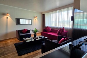 Suite Presidensial, 1 Tempat Tidur King, Bebas Asap Rokok | Seprai premium, selimut bulu angsa, bantalan ekstra lembut, dan minibar