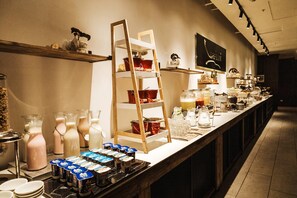朝食、ランチ、ディナーに営業