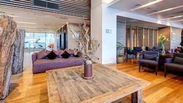 Phục vụ bữa sáng, bữa trưa, bữa tối, món ăn mang phong cách quốc tế