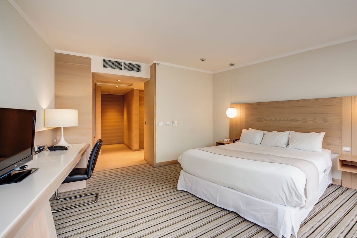 Premium bedding, down duvets, pillow-top beds, minibar
