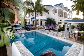 Outdoor pool, pool loungers - Hotel Villa Capri Salon & SPA (Boca Chica)