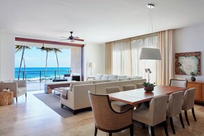 Minibar, caja fuerte, escritorio y tabla de planchar con plancha