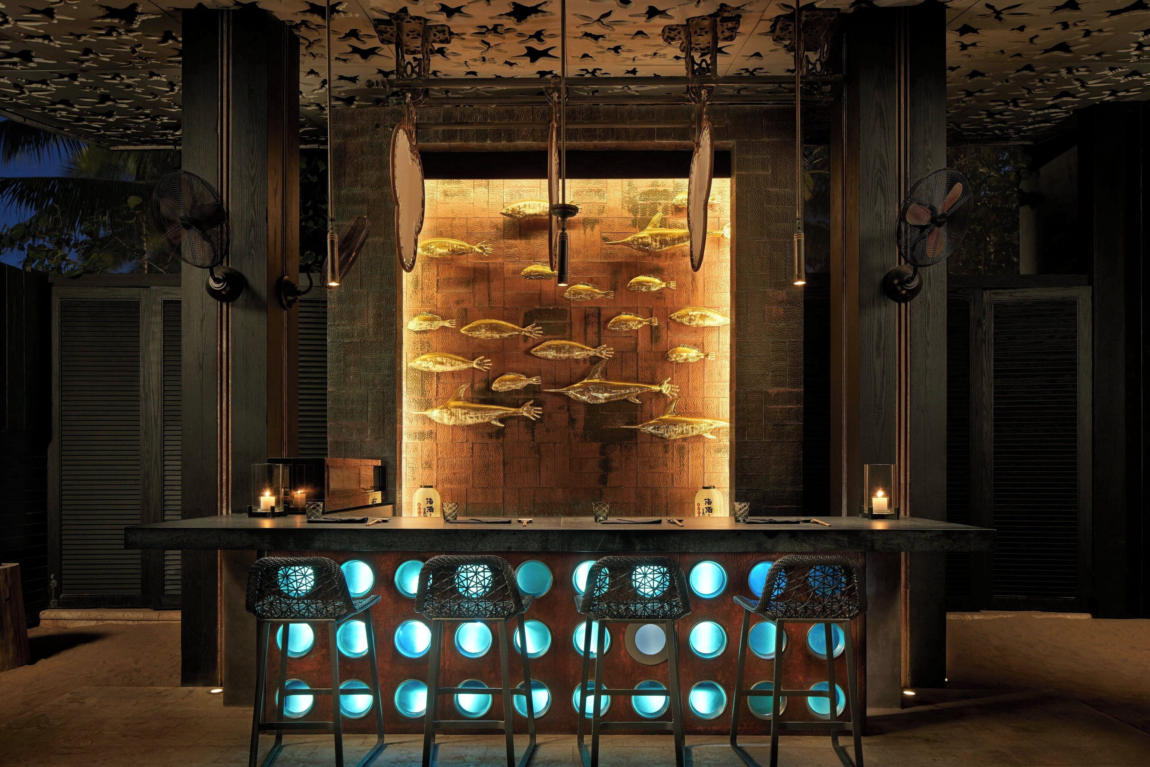 4 bars/lounges, poolside bar