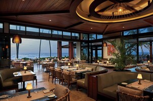 4 restaurantes; se sirve desayuno, almuerzo y cena; cocina española