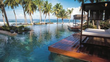 2 kolam renang outdoor, dengan cabana gratis dan payung kolam renang