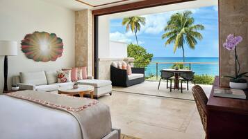 Minibar, caja fuerte, escritorio y tabla de planchar con plancha