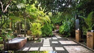 Couples treatment rooms, sauna, hot tub, Turkish bath, body treatments