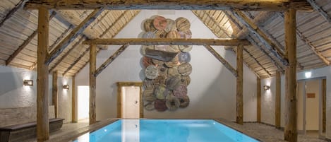 Una piscina cubierta (de 07:00 a 22:00), tumbonas