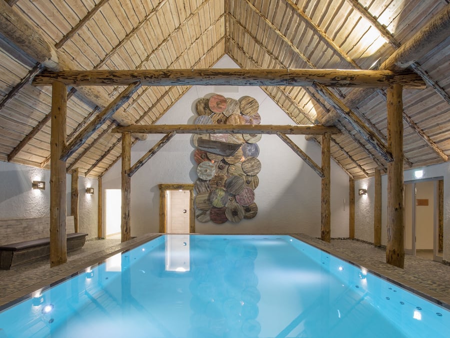 Piscine couverte, accès possible de 07 h 00 à 22 h 00, chaises longues