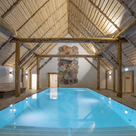 Una piscina techada, sillones reclinables de piscina. Ringhotel Alfsee Piazza