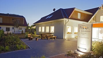 Fassade der Unterkunft – Abend/Nacht