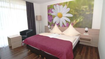 Hochwertige Bettwaren, Zimmersafe, individuell dekoriert, Schreibtisch