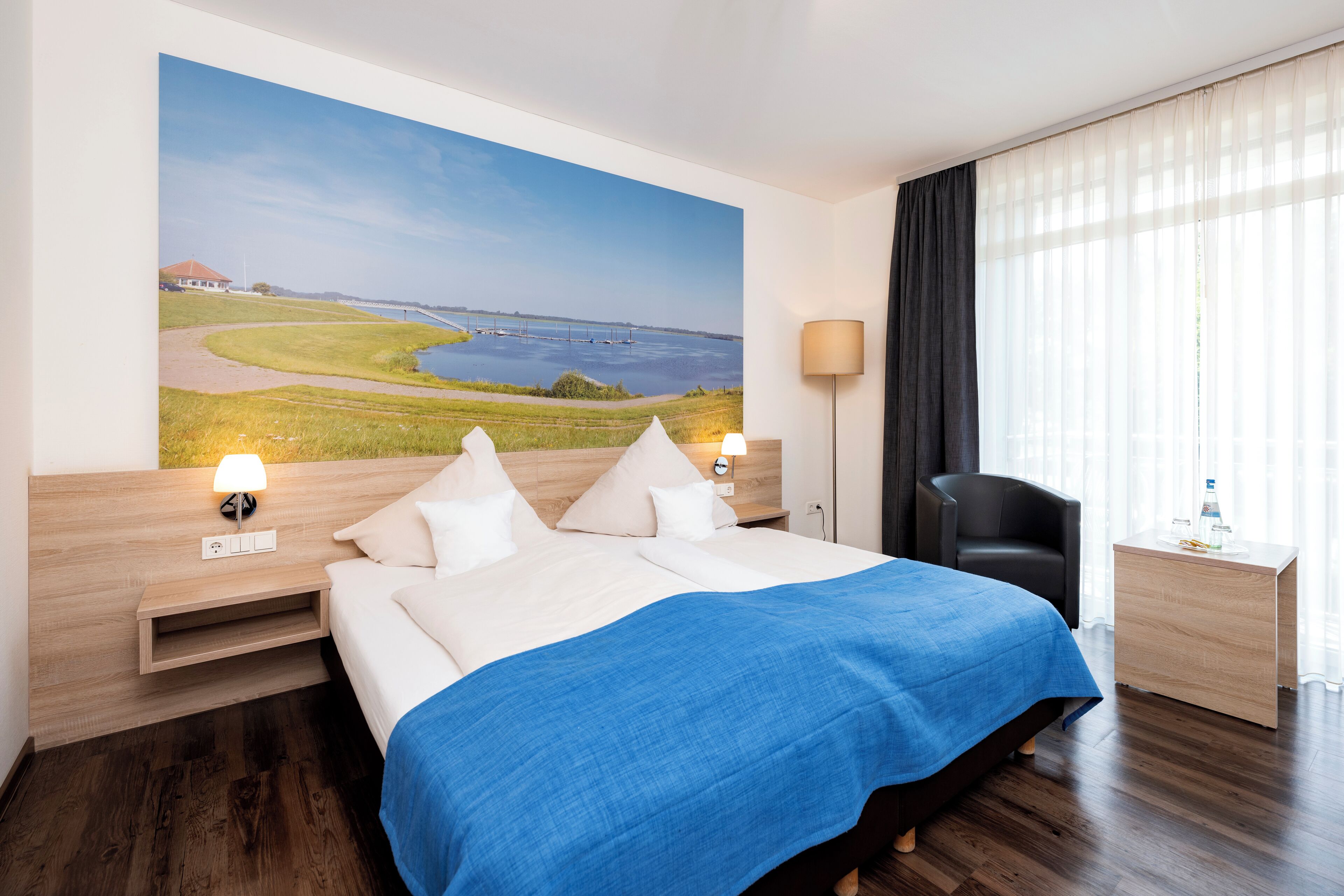 Habitación Deluxe doble | Ropa de cama de alta calidad, caja fuerte, decoración individual