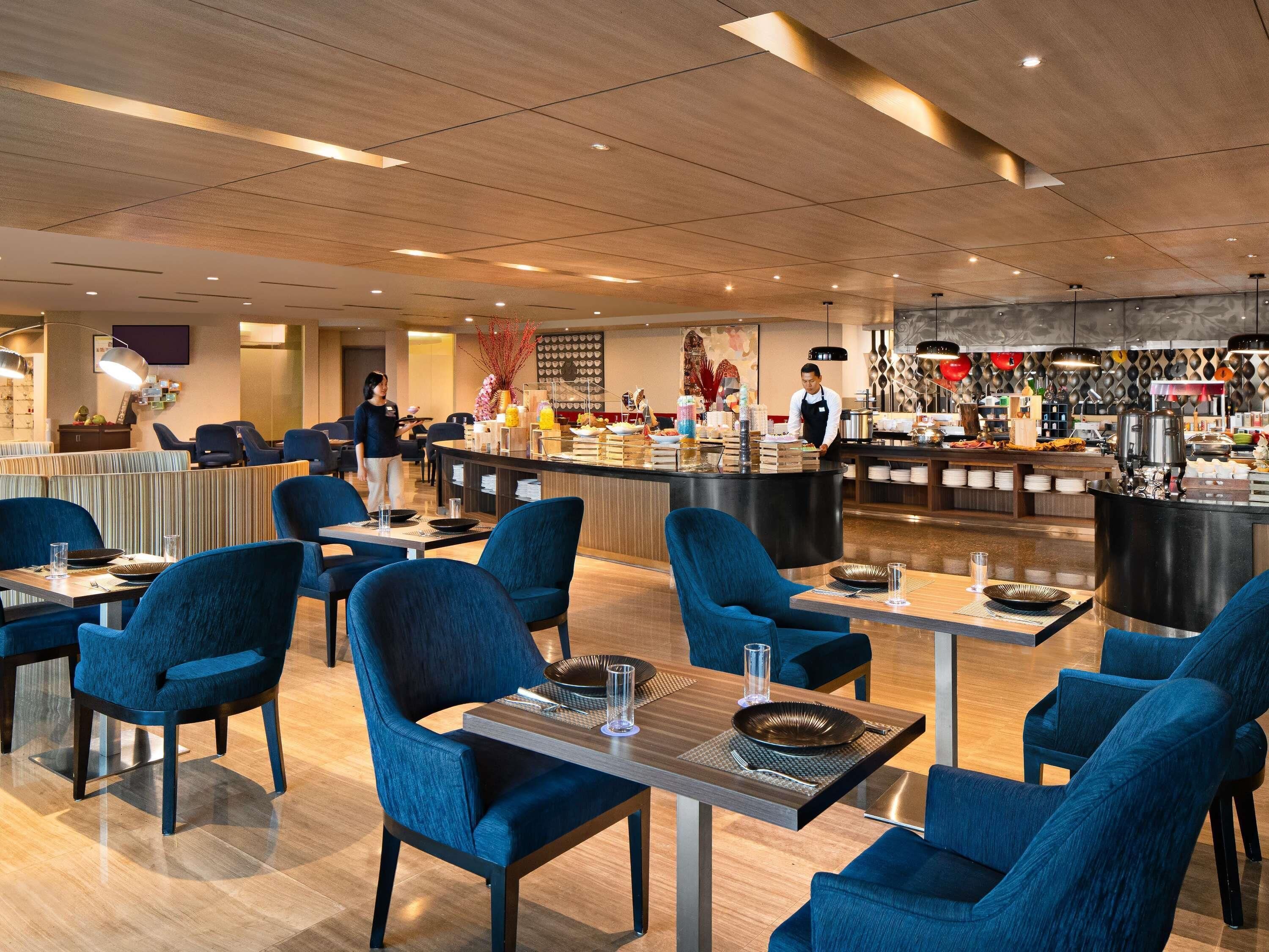 供应早餐、午餐和晚餐，国际美食