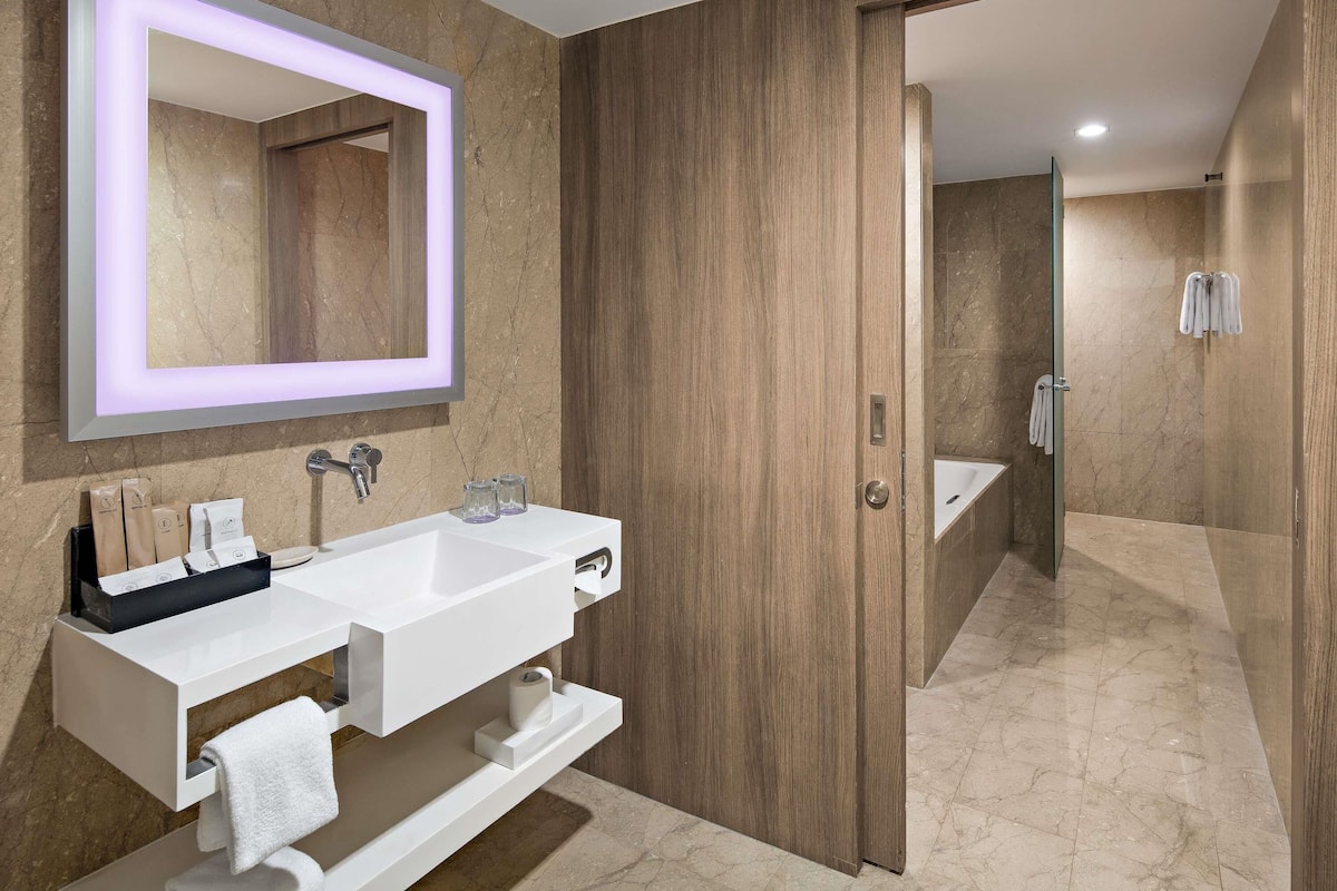 Superior-Suite, 1 King-Bett | Minibar, Zimmersafe, Schreibtisch, Bügeleisen/Bügelbrett