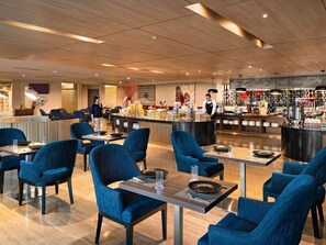 供應早餐、午餐和晚餐，國際料理