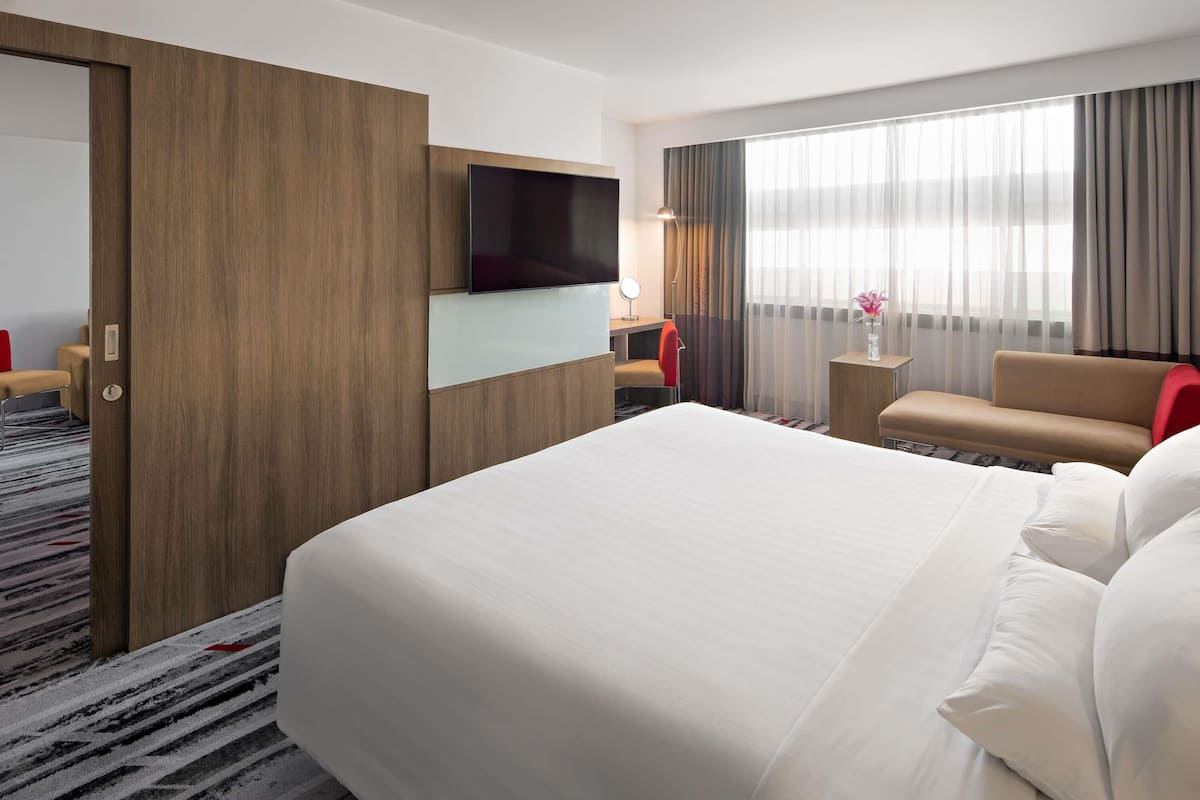 Suite – superior, 1 kingsize-seng | Minibar, safe på rommet, skrivebord og strykejern/-brett