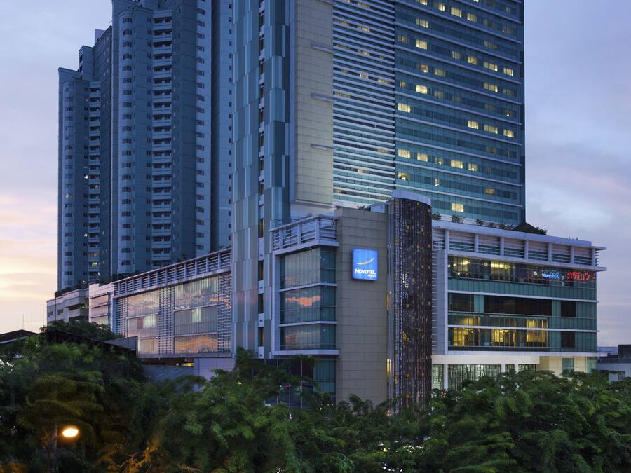 Bagian depan properti - sore/malam