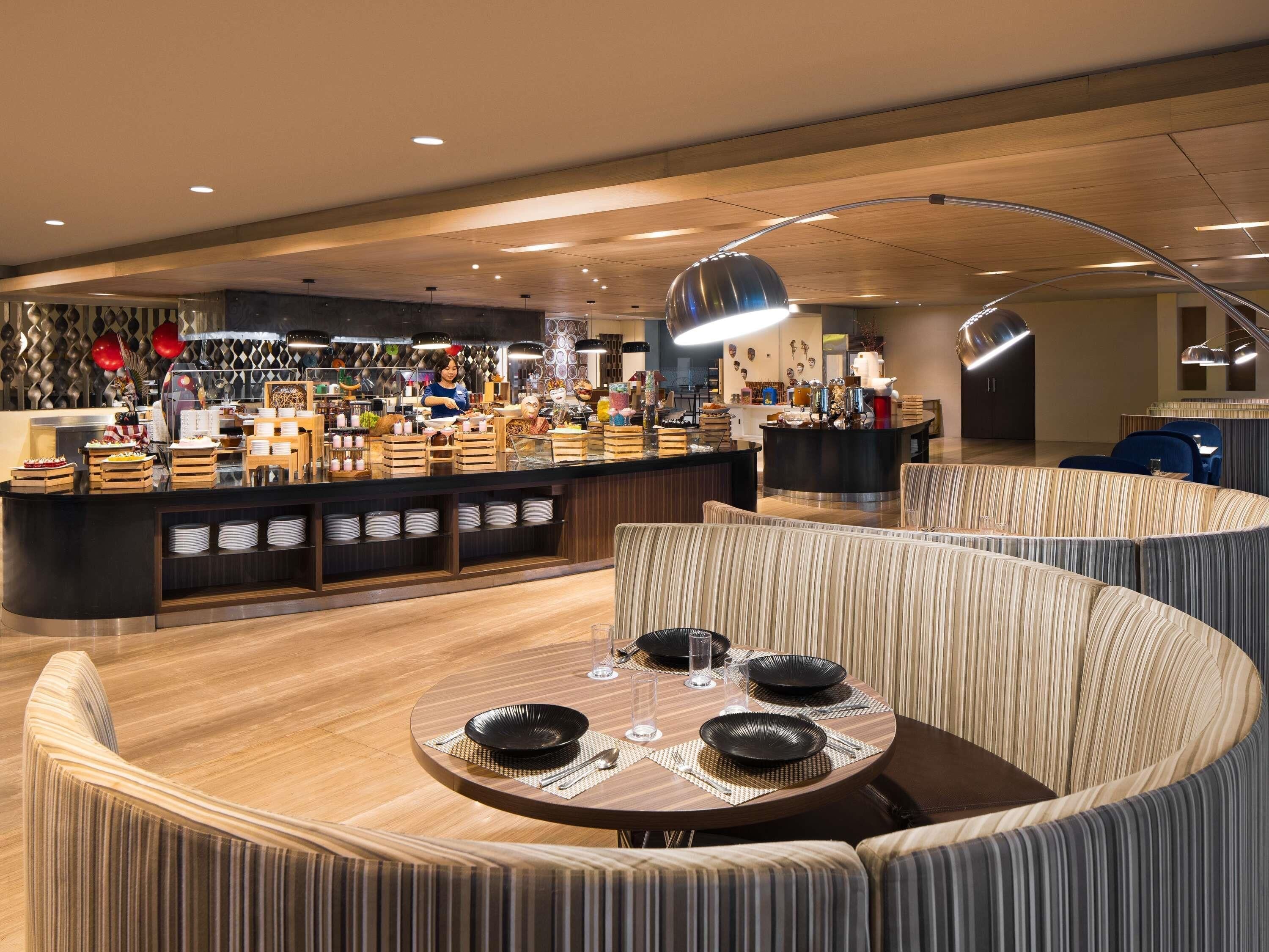 Se sirven desayunos, almuerzos y cenas; cocina internacional