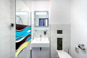 Shower, eco-friendly toiletries, hair dryer, towels - ibis Styles Arnsberg Sauerland (Arnsberg)