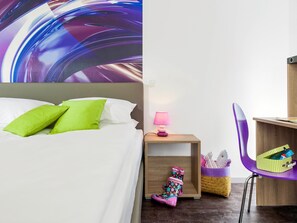 Comfort kamer, 2 eenpersoonsbedden | Een kluis op de kamer, een bureau, verduisterende gordijnen
