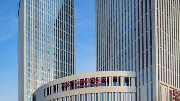 Un edificio moderno con fachada curva y techo plano.