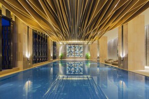 Piscina interna, espreguiçadeiras