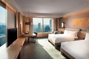 Premium Room, 2 Queen Beds, Corner, City View | Hochwertige Bettwaren, Daunenbettdecken, Pillowtop-Betten, Minibar