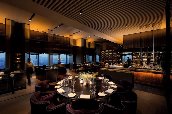 2 bars/lounges