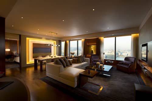 Conrad Suite, 1 King Bed | 客廳 | 49 吋LCD 電視連衛星電視頻道、電視