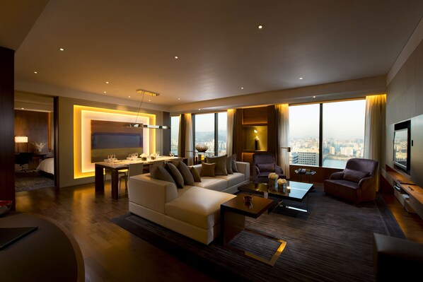 Conrad Suite, 1 King Bed | Living area