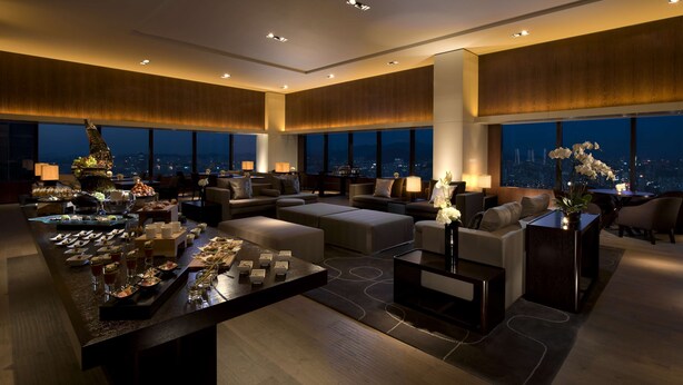A spacious living room with a high ceiling, large windows, and a city view. - Conrad Seoul (Seoul)