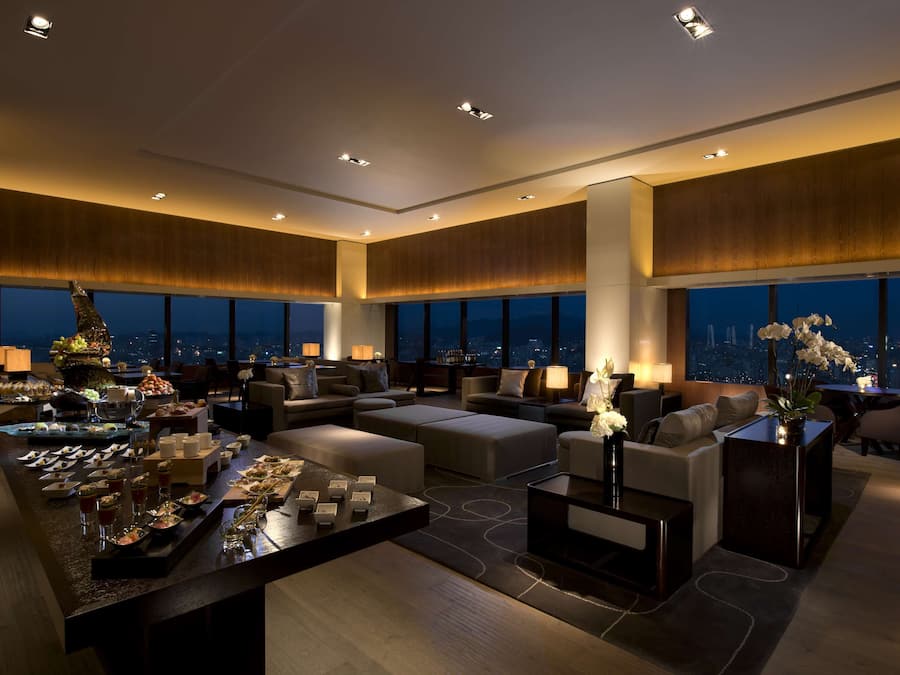 Menghidangkan sarapan, makan tengah hari dan makan malam